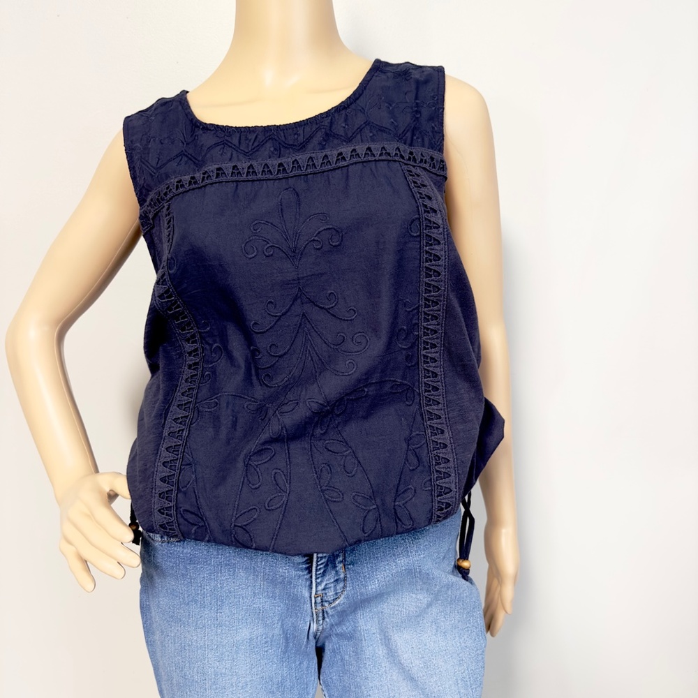 Democracy Women’s Sleeveless Embroidered‎ Blouse Large Navy Blue Pullover